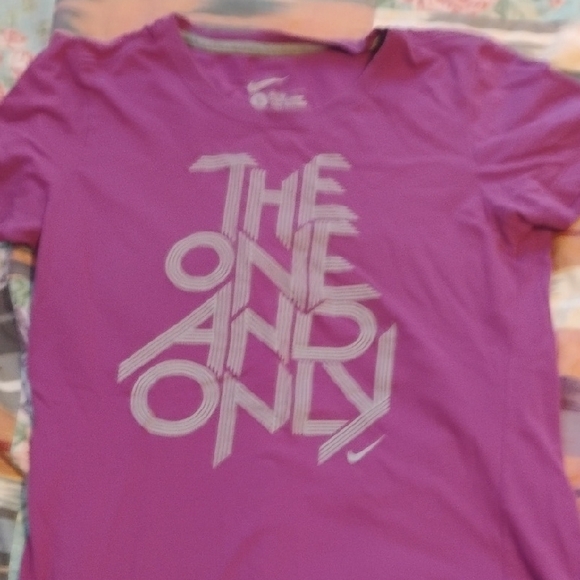 Nike Kids Tee in Vibrant Purple with Graphic Design - Picture 1 of 1